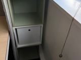 un micro-ondes posé sur un meuble près d'une fenêtre