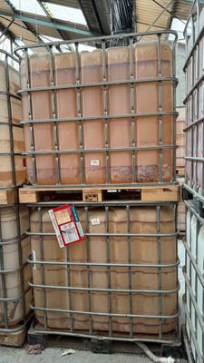 une grande pile de cartons empilés les uns sur les autres