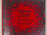 un livre rouge avec la photo d'un homme sur la couverture