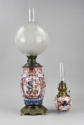 trois types de vases différents et une lampe posés sur une table