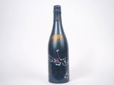 une image représentant une bouteille de vin posée sur une table