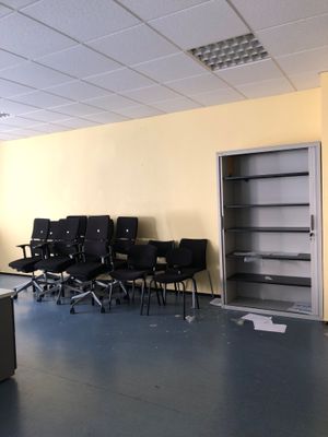 une pièce où se trouvent plusieurs chaises