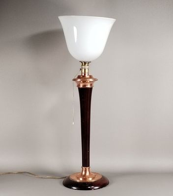 une image d'une lampe de table avec un abat-jour blanc