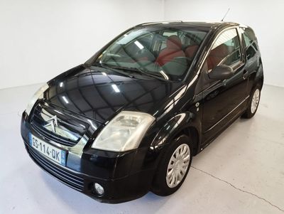 la photo d'une petite voiture noire garée dans un garage