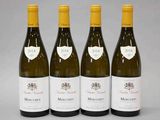 trois bouteilles de vin sont alignées sur une table