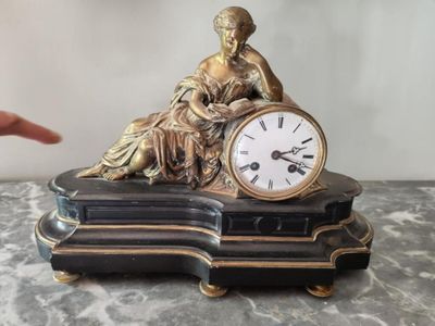 Pendule de cheminée « à la lecture » en bronze doré sur socle mouluré 