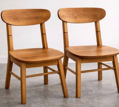 Lot de 2 chaises en teck massif neuves.