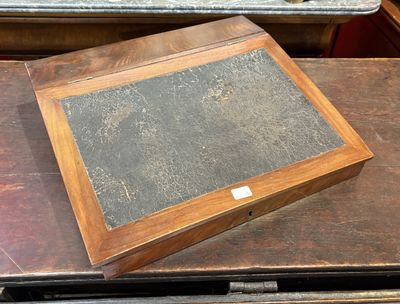 une boîte en bois contenant une pierre noire, posée sur une table