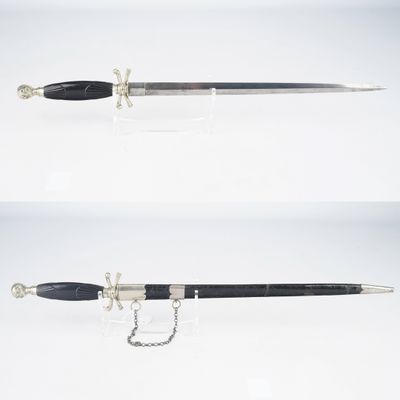 deux vues différentes d'une épée à laquelle est attachée une chaîne