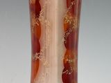 un vase en verre orné d'oranges, posé sur une table