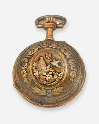 une montre de poche ancienne ornée d'un motif représentant un oiseau et une fleur