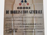une vieille affiche française sur laquelle figure un drapeau français