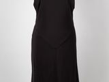 une robe noire sur un mannequin mannequin mannequin mannequin mannequin mann