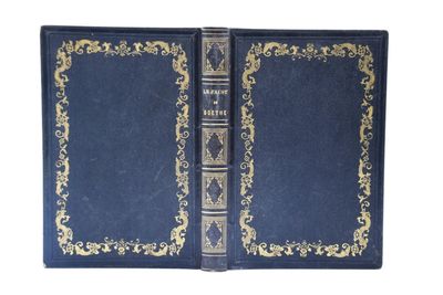 un livre bleu avec des bordures dorées et un liseré doré