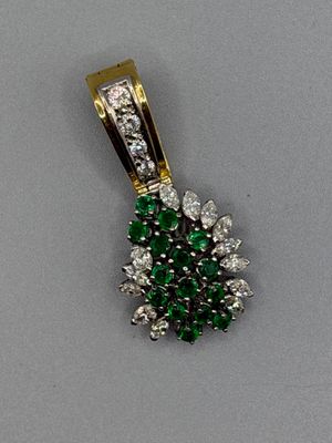 un gros plan d'un pendentif en forme de losange vert et blanc