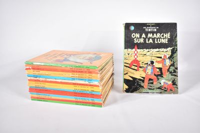 plusieurs livres pour enfants empilés sur une surface blanche