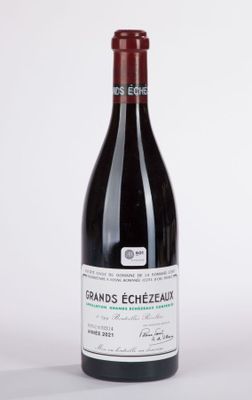 une bouteille de vin posée sur une table