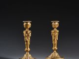 paire de chandeliers anciens en laiton sur fond gris