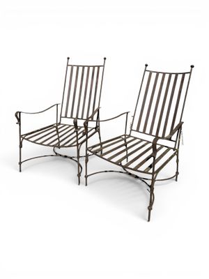 une paire de chaises de jardin en fer, avec accoudoirs et pieds