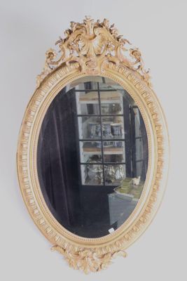 un miroir accroché au mur d'une pièce