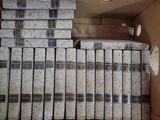 beaucoup de livres dans une boîte posée sur le sol