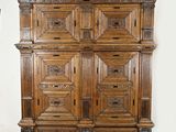 une photo d'une grande armoire en bois à tiroirs