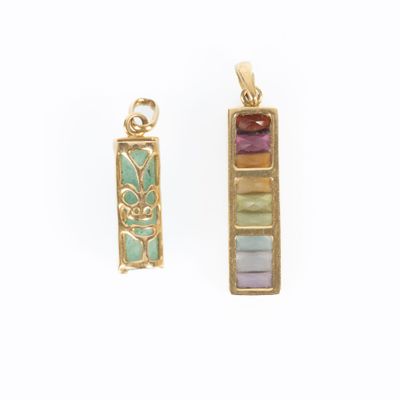 2 pendentifs en or: tiki en pierre dure, et barrette sertie … - Photo 1