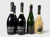 trois bouteilles de vin sont alignées sur une surface blanche