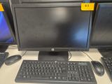 un ordinateur de bureau avec un clavier et une souris sur le bureau