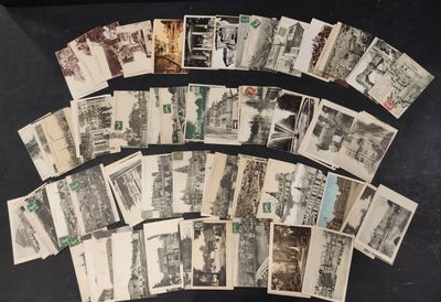 beaucoup de vieilles cartes postales posées sur une table noire