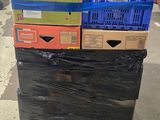 une pile de cartons posée sur une palette dans un entrepôt