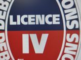 le logo d'une émission de télévision s'affiche à l'écran