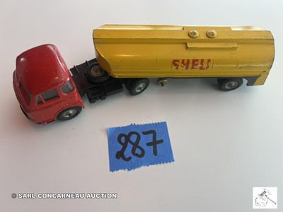 un camion miniature et un autre camion miniature posés sur une table