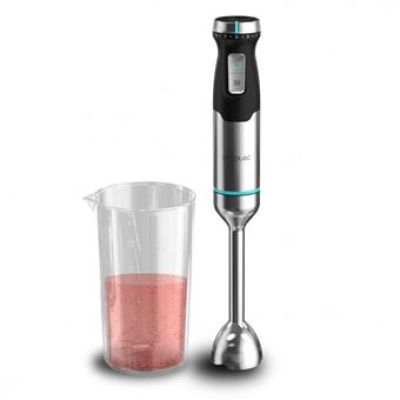 le mixeur se trouve à côté d'un verre contenant un liquide