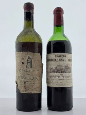 deux bouteilles de vin posées l'une à côté de l'autre sur une table