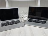 deux ordinateurs portables posés sur une table