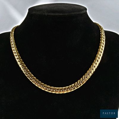 un collier à chaîne en or sur un mannequin mannequin mannequin mannequin mannequin mannequin mannequin mannequin mannequin mannequin