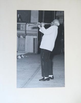 photographie en noir et blanc d'un homme jouant de la trompette dans une pièce