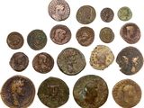 l'image d'un paquet de pièces de monnaie posé sur une surface blanche