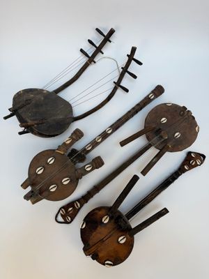 un ensemble d'instruments de musique posés sur une surface blanche