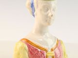 une figurine représentant une femme coiffée d'une couronne