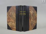 deux livres sont empilés sur une table