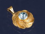 une image représentant un pendentif en or orné d'une topaze bleue