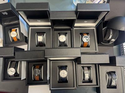 beaucoup de montres qui dorment dans une boîte