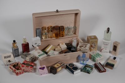 LOT de 35 FLACONS miniatures. CARTIER, CARON, WEIL, YSL, CHA…