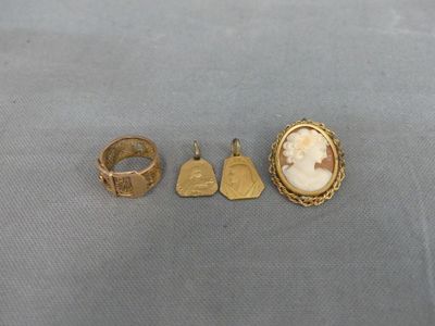 Broche camée, 2 médailles de baptème et bague filigrané form…