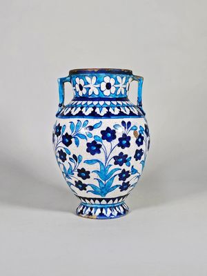 Vase balustre à deux anses en faïence émaillée bleu et turqu…