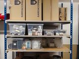 une pièce dont les étagères sont remplies de cartons