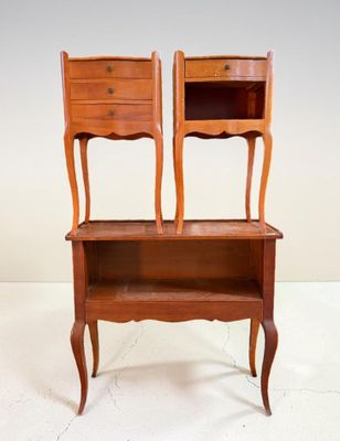 paire de tables de chevet anciennes en bois, avec des étagères ouvertes et des tiroirs