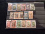 beaucoup de timbres dans une boîte posée sur la table